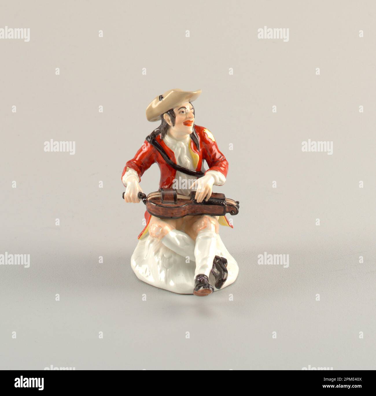 Figure d'un mendiant jouant la figure Hurdy-Gurdy; fabriqué par Meissen Porcelain Manufactory (Allemagne); modélisé par Johann Joachim Kändler (allemand, 1706–1775); porcelaine à pâte dure, émail vitreux Banque D'Images
