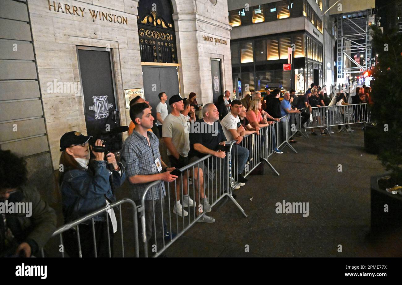 New York, États-Unis. 12th avril 2023. Une foule se rassemble, en face de la tour Trump, dans l'attente de l'arrivée de l'ancien président des États-Unis Donald Trump à New York mercredi, 12 avril 2023. Donald Trump est retourné à New York pour un dépôt dans le procès civil avec AG Letitia James. La semaine dernière, Donald Trump a été inculpé par un grand jury de Manhattan dirigé par le procureur du district de Manhattan Alvin Bragg pour plus de 30 chefs d'accusation liés à la fraude d'affaires. Photo de Louis Lanzano/UPI crédit: UPI/Alay Live News Banque D'Images