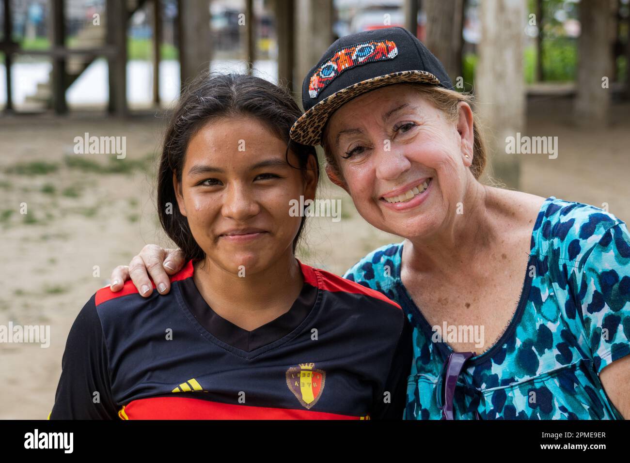 Visages de l'Amazone : une jeune fille de Belen pose avec le photographe Banque D'Images