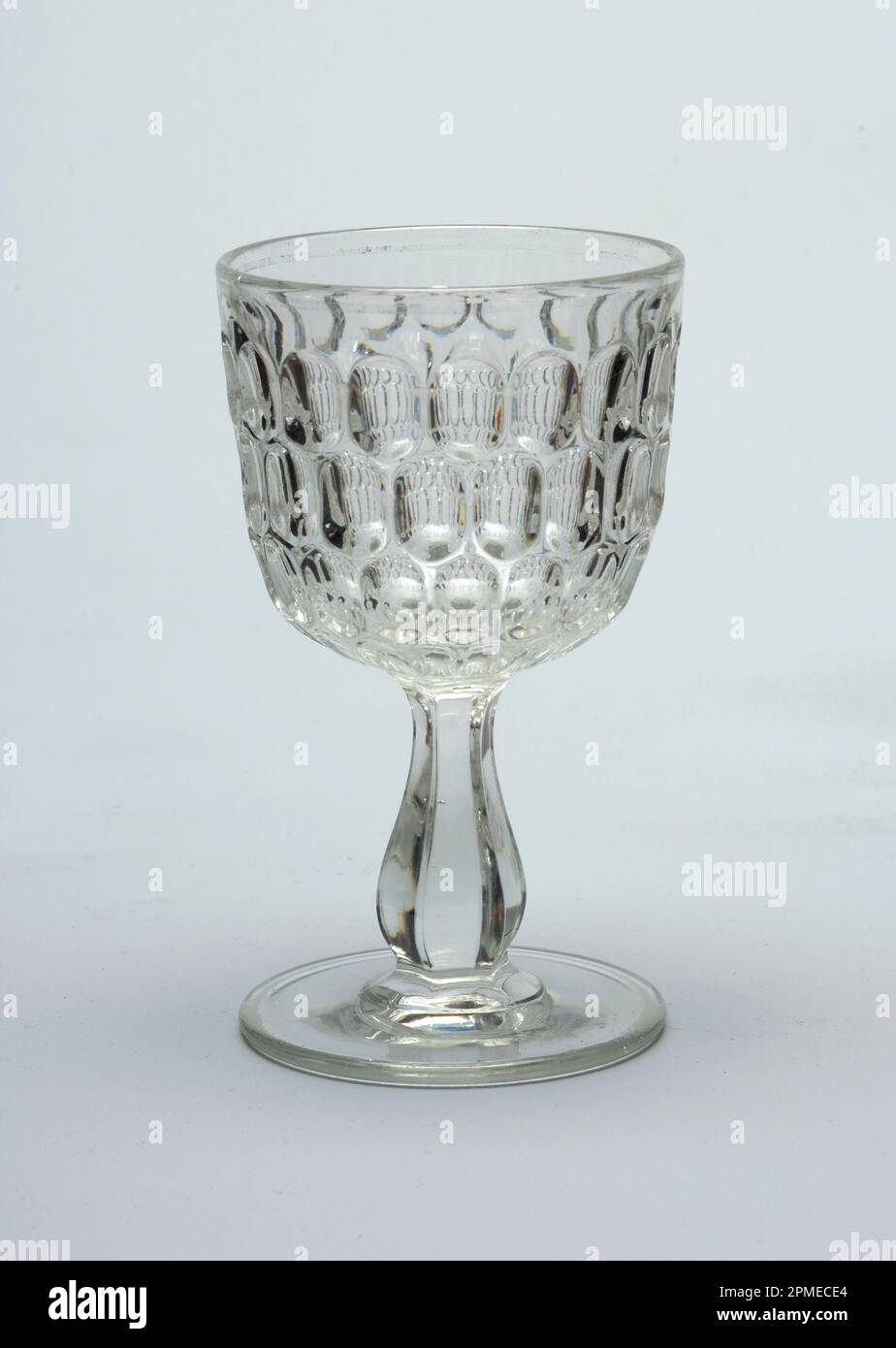 Gobelet à empreinte de pouce ; États-Unis ; verre pressé ; hors tout : 16 x 9,4 cm de diamètre (6 5/16 x 3 11/16 po.) Banque D'Images