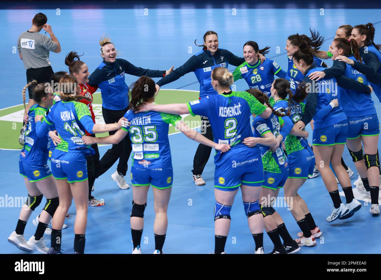 Ljubljana, Slovénie. 12th avril 2023. Les membres de l'équipe Slovénie célèbrent après la qualification pour le Championnat du monde de handball féminin 2023 entre l'Italie et la Slovénie à Ljubljana, Slovénie, sur 12 avril 2023. Credit: Zeljko Stevanic/Xinhua/Alay Live News Banque D'Images