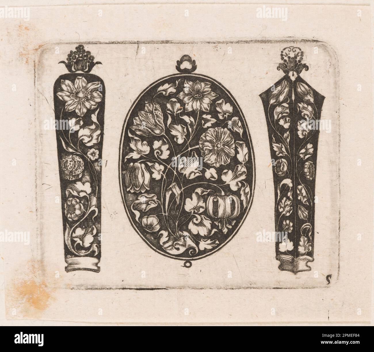 Print, 'filet oblong flanqué de deux Needle cases (?),' plate 5 de 'Goldsmith ornement Designs'; Heinrich Raab (allemand, actif Nuremberg 1640 – 1650); publié par Paul Furst (allemand, ca. 1605 – 1666); Allemagne; gravure sur papier blanc cassé; plaque: 5,7 x 6,8 cm (2 1/4 x 2 11/16 in. ) Feuille : 7,3 x 8,4 cm (2 7/8 x 3 5/16 po) Banque D'Images