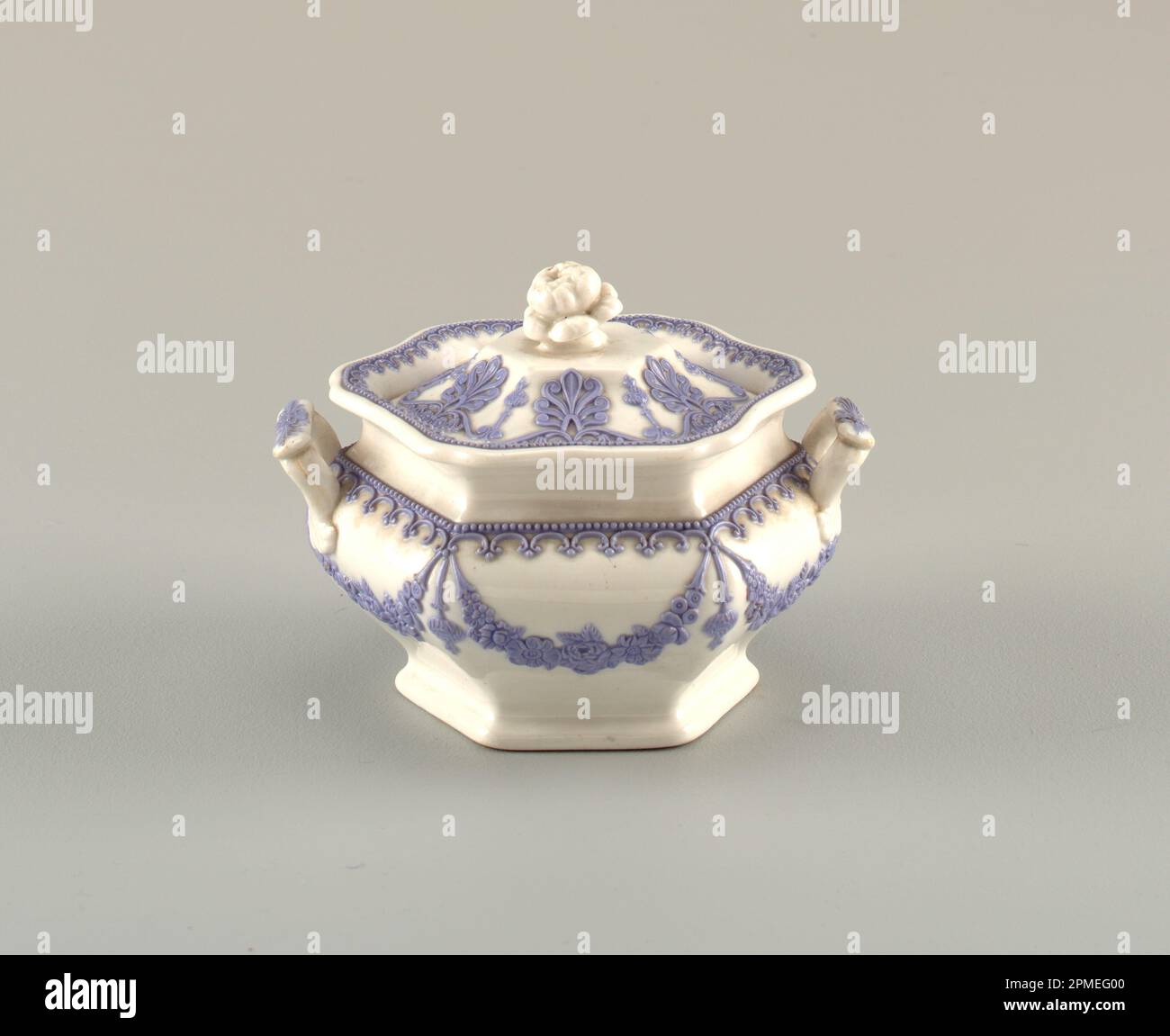 Bol à sucre et couvercle; porcelaine moulée et émaillée Banque D'Images