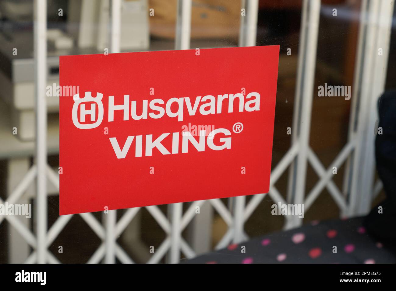 Sete , Occitanie France - 04 10 2023 : logo Husqvarna viking marque de signe et de texte du fabricant suédois d'innovation dans la couture Banque D'Images