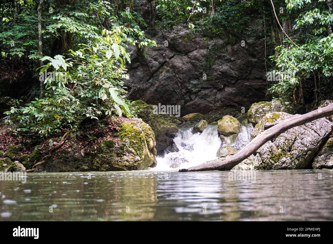 Gem caché de la nature : Batu Bawen, la sérénité d'une petite chute d'eau d'une colline de Karst Banque D'Images