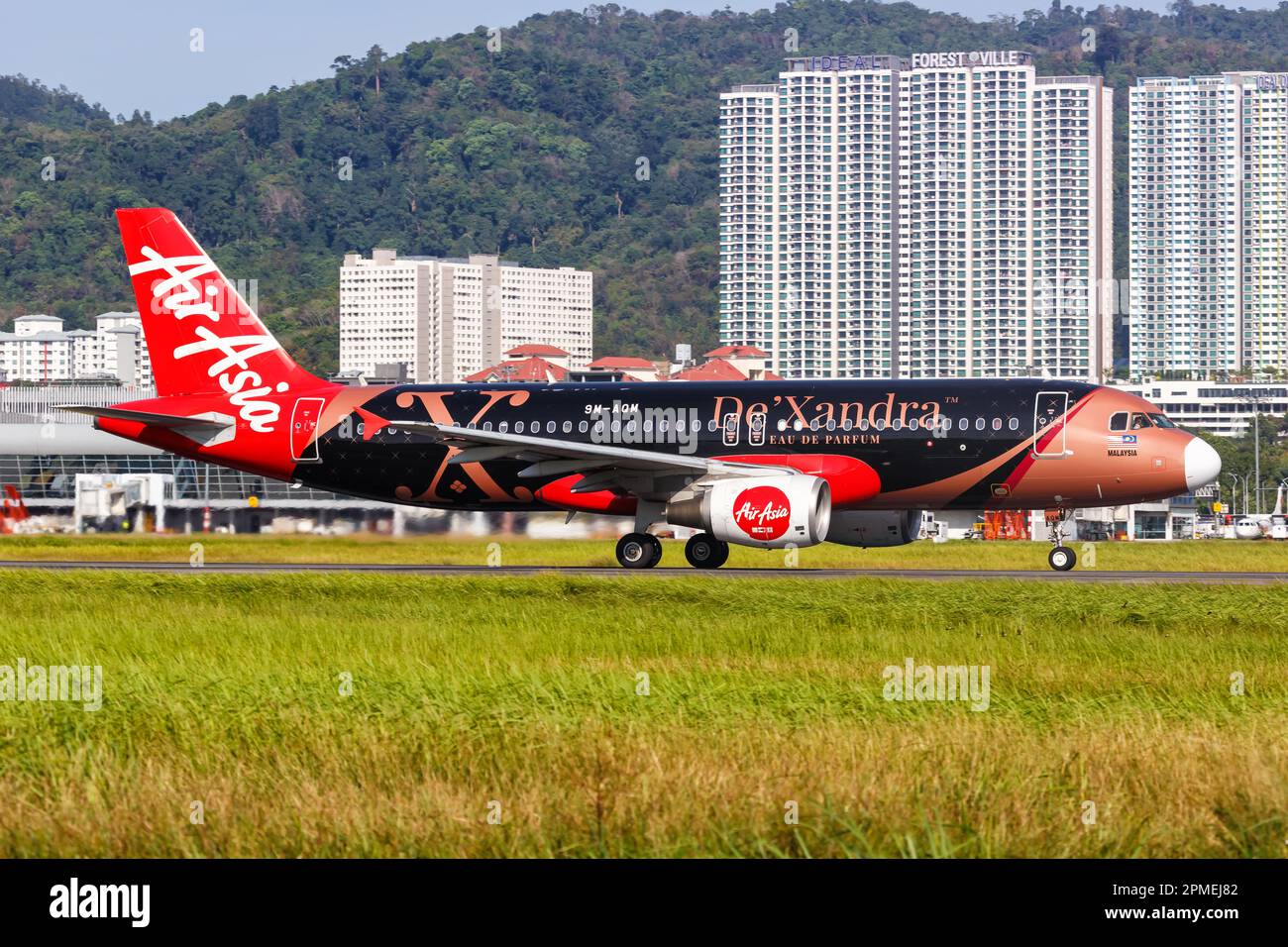 Penang, Malaisie - 8 février 2023 : avion AirAsia Airbus A320 avec livraison spéciale de'Xandra à l'aéroport de Penang en Malaisie. Banque D'Images