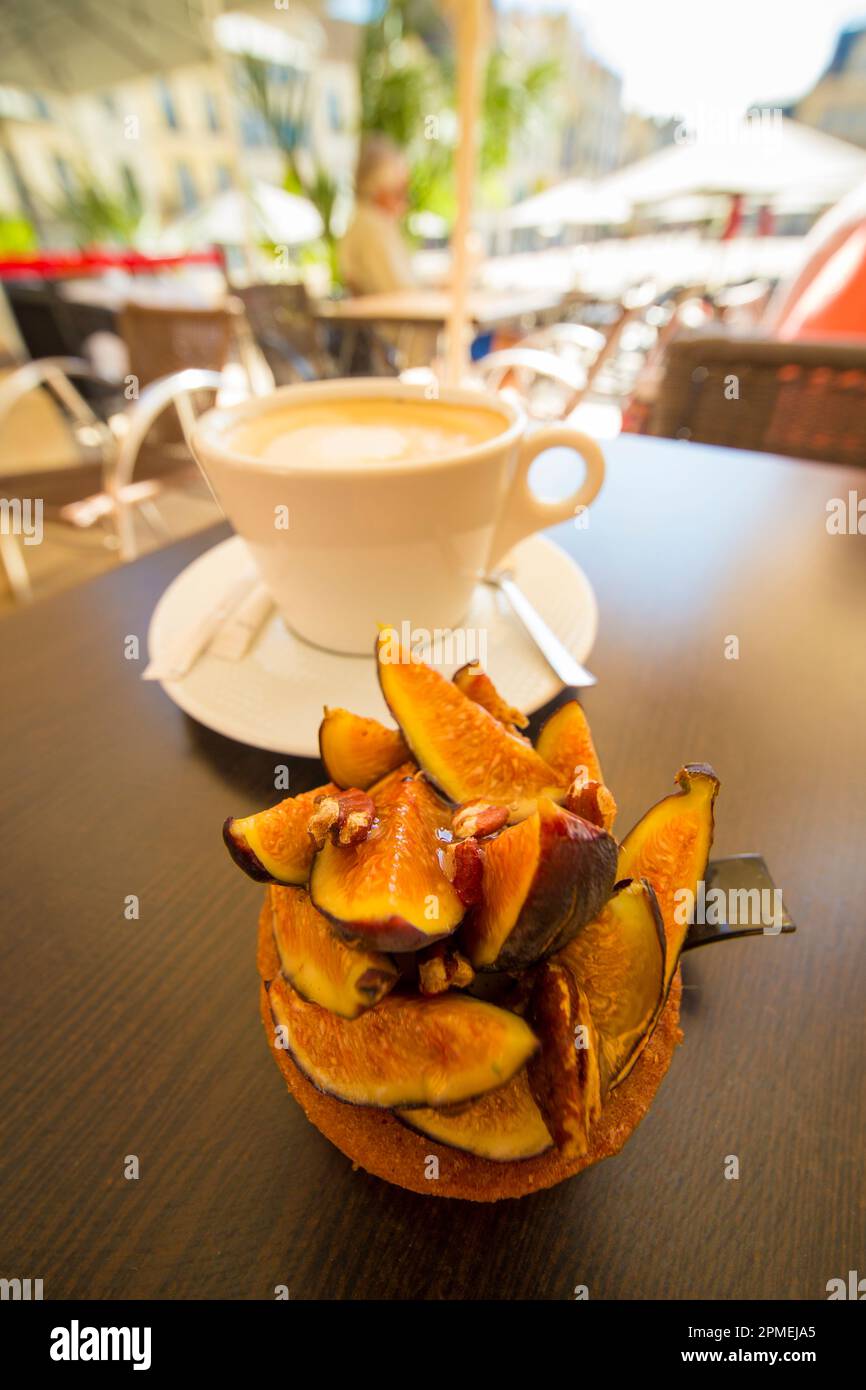 Café et tartelette aux figues dans un café français. Banque D'Images