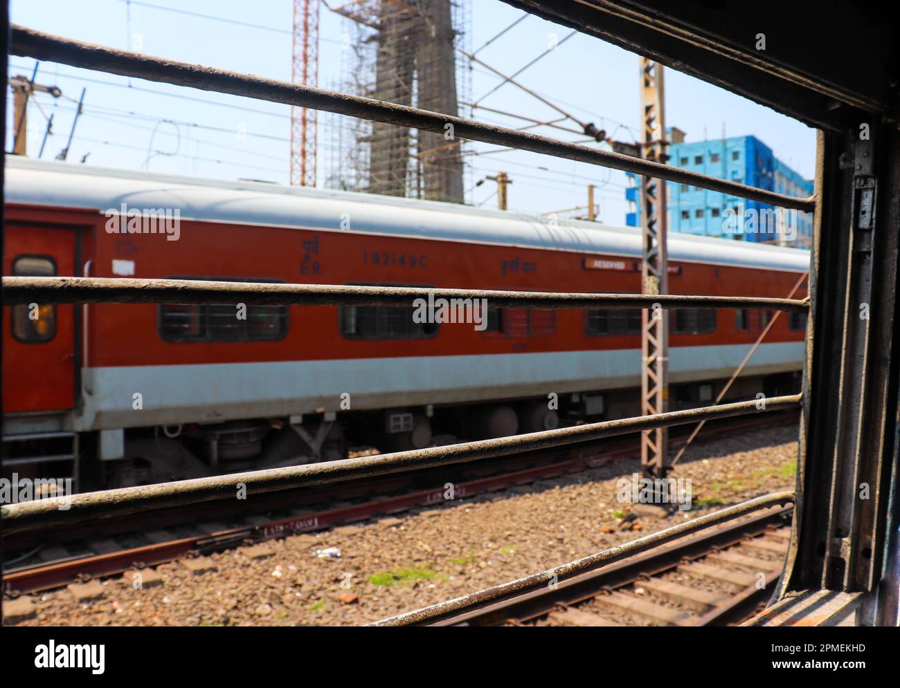 Train indien d'un autre train. Magnifique train indien de couleur rouge pour voyager. Banque D'Images