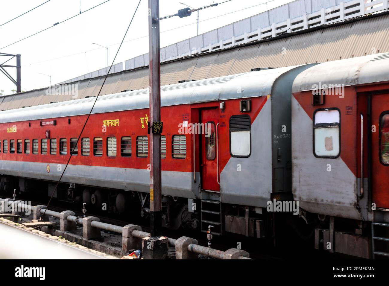 Train dans une gare. Magnifique train indien de couleur rouge à une plate-forme. Howrah à Ramputhat et Howrah à MaldaTown Raul Service. Banque D'Images