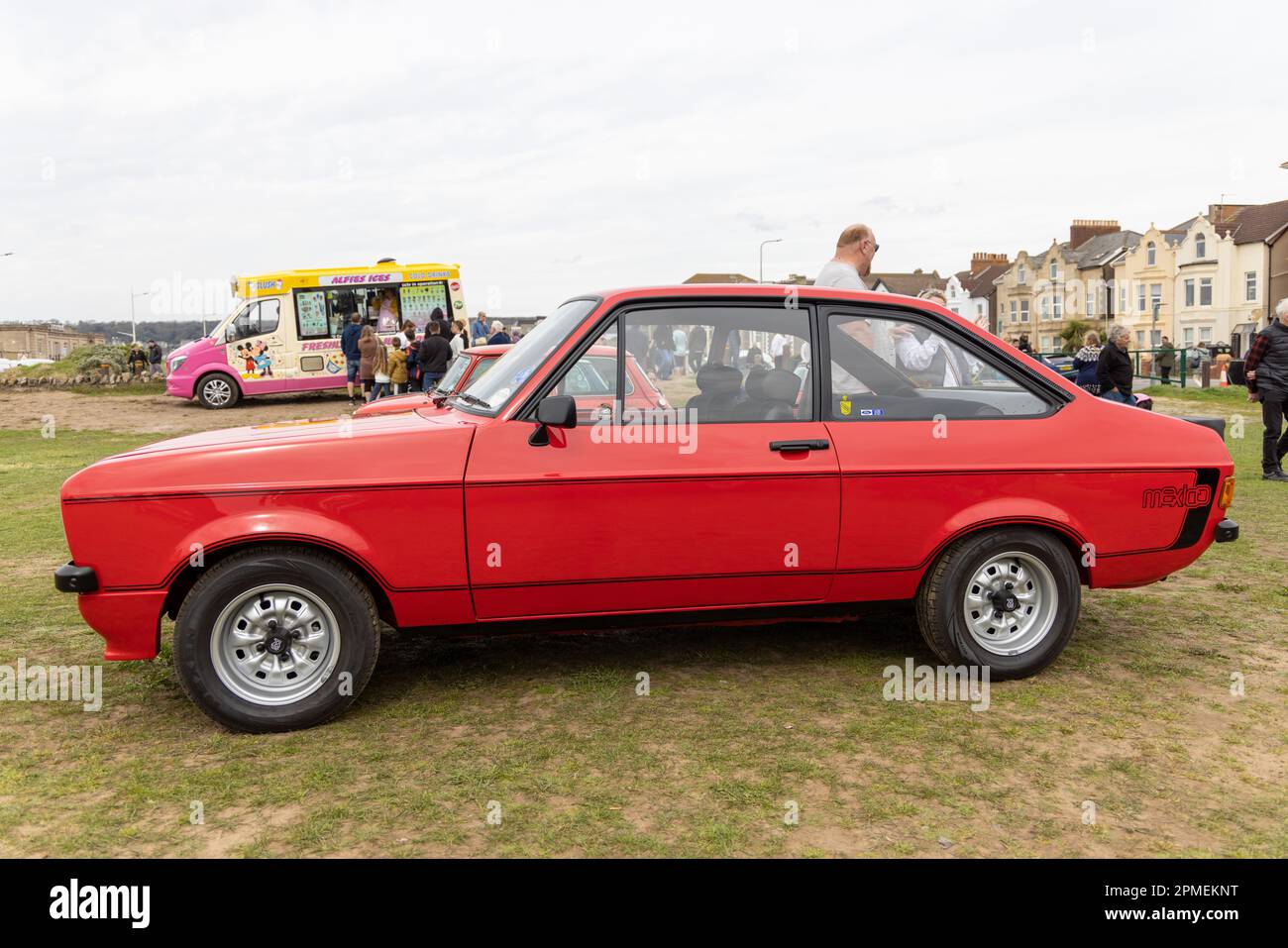 Avril 2023 - Rouge classique Ford Escort Mexico mkII au Pageant de Motaing sur les pelouses à Weston super Mare, dans le nord du Somerset, Royaume-Uni. Banque D'Images