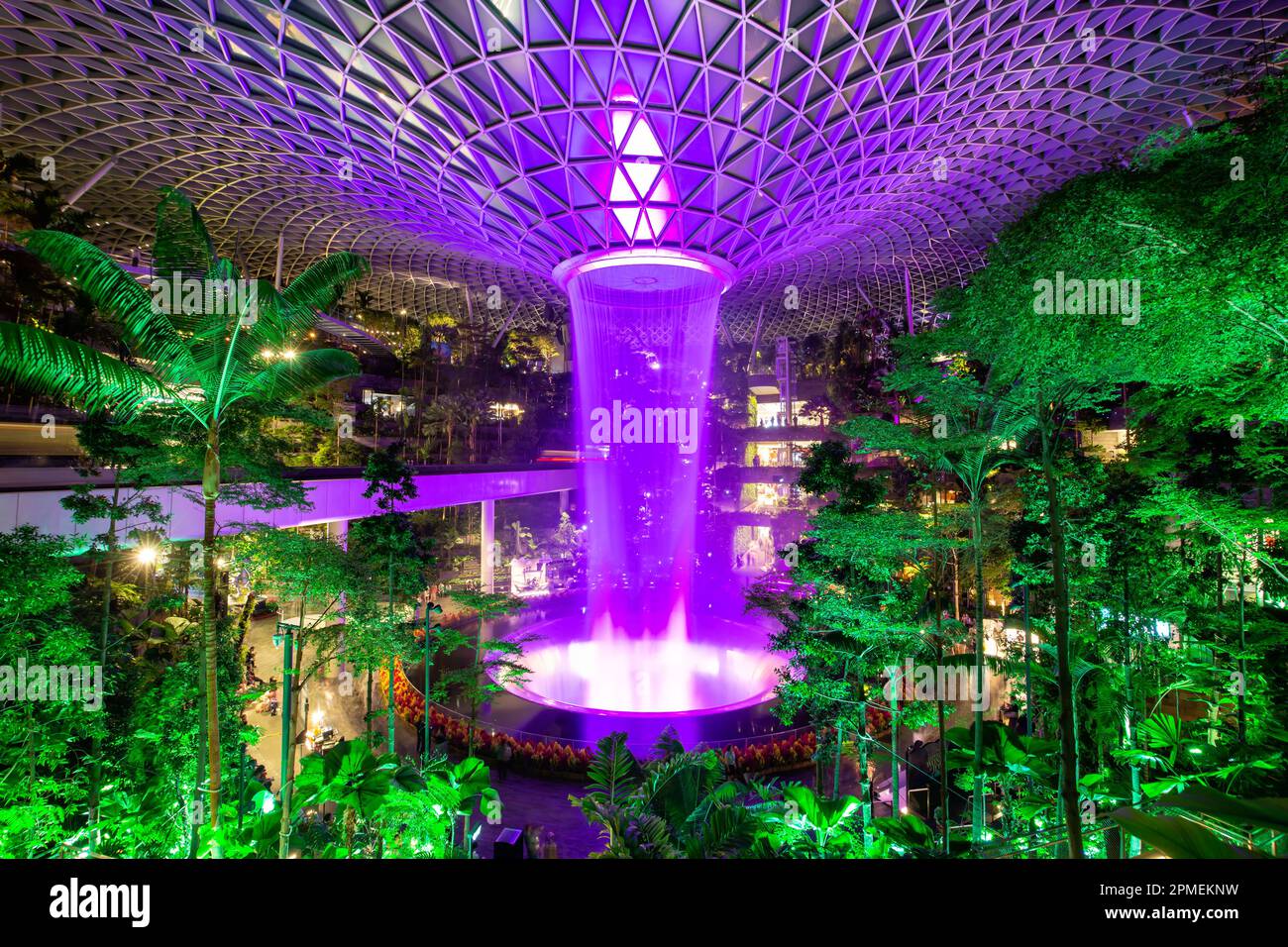 Changi, Singapour - 2 février 2023 : chute d'eau à l'intérieur du complexe de loisirs et de vente au détail de l'aéroport de Jewel Changi à Singapour. Banque D'Images