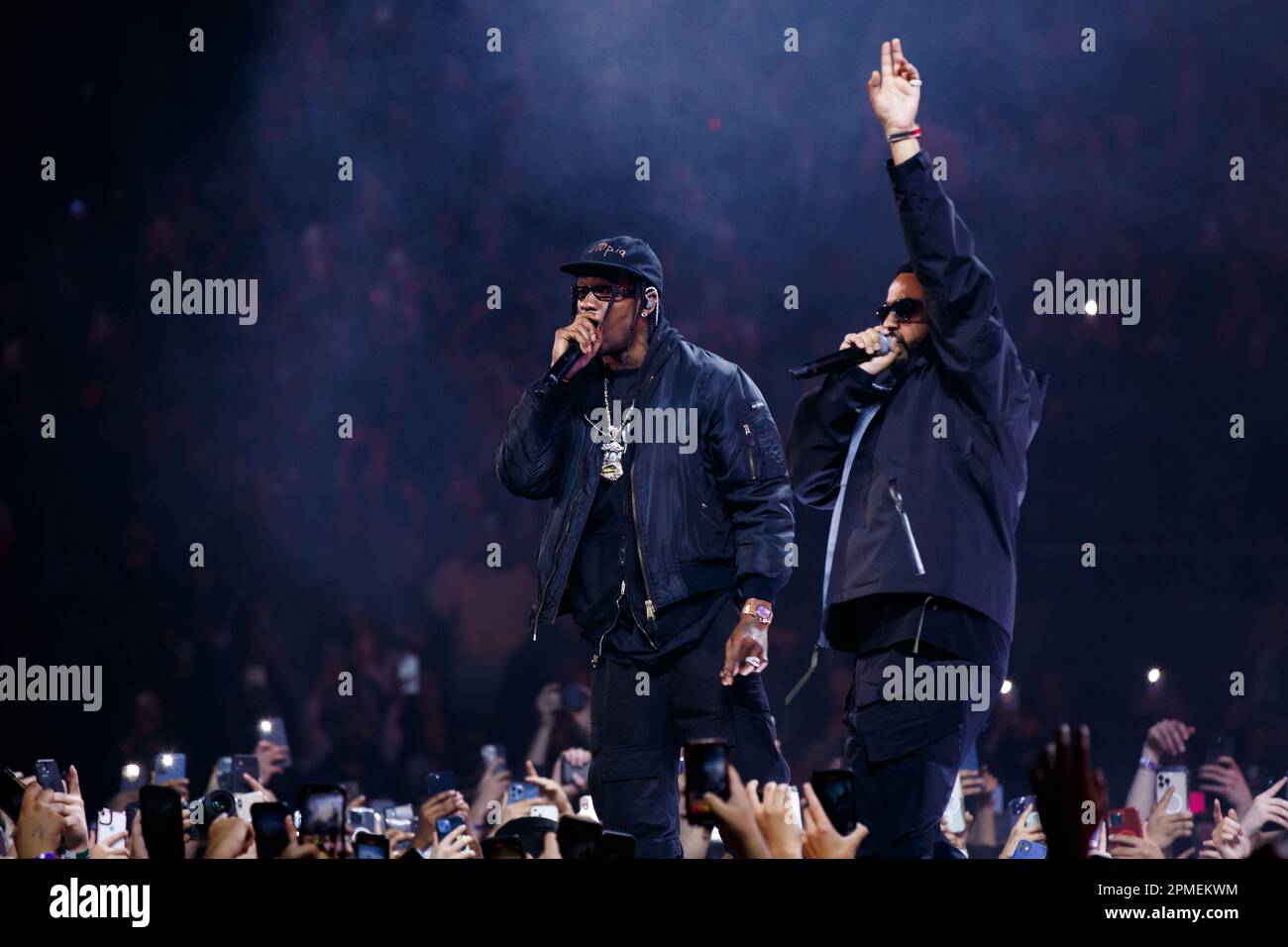 Travis Scott se joint au rappeur NAV sur scène lors de la tournée Never Sleep Tour à Toronto, AU CANADA Banque D'Images