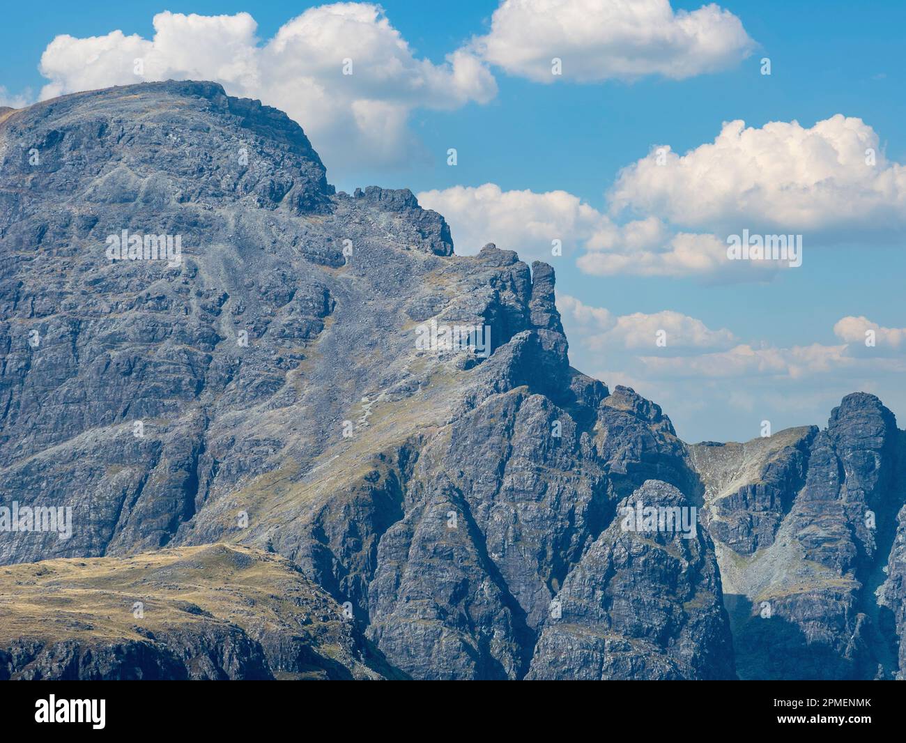 Le sommet rocheux de Blaven (Bla Bheinn) une montagne noire de Cuillin et munro avec ciel bleu derrière sur l'île de Skye, Écosse, Royaume-Uni Banque D'Images