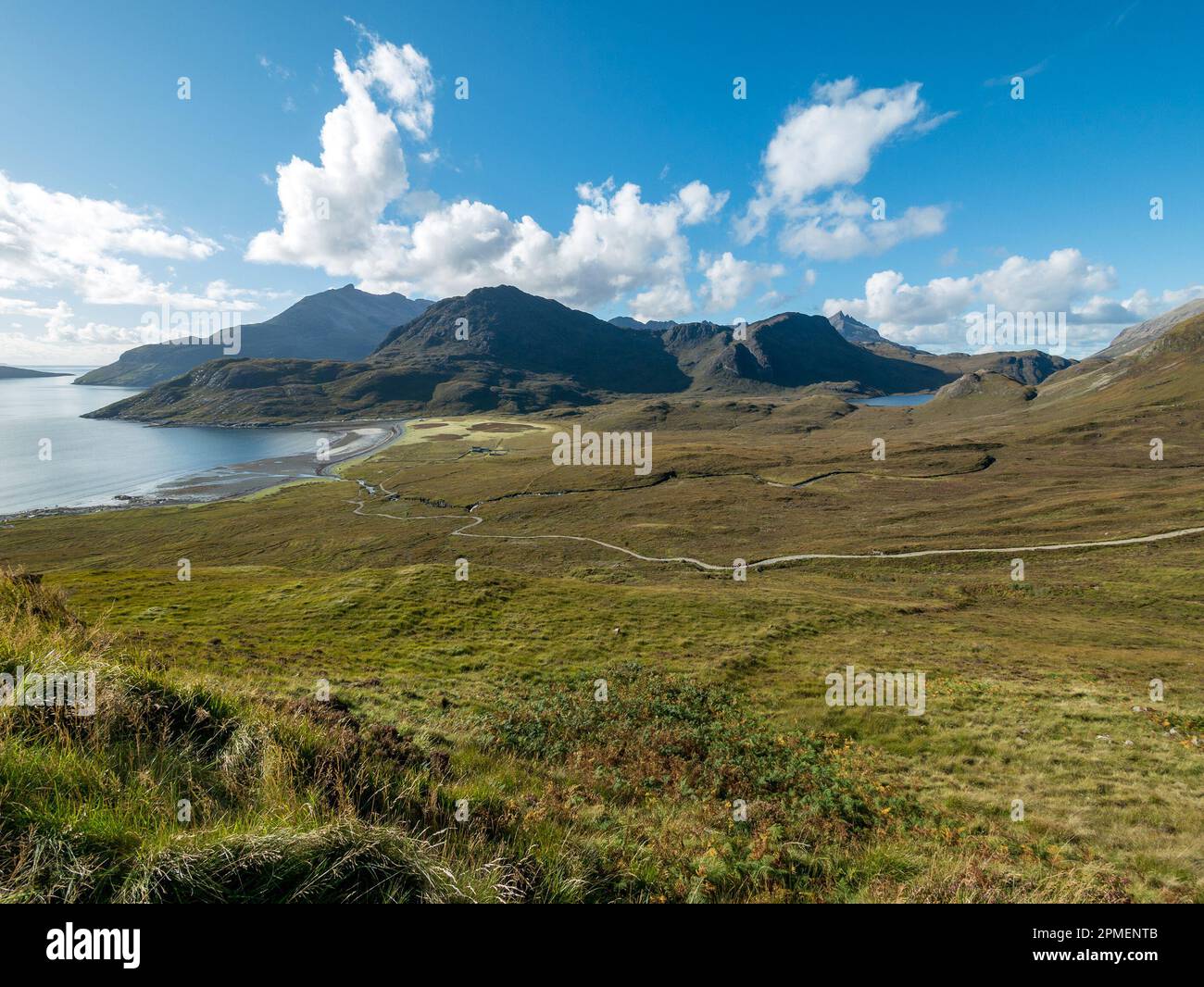 Camasunary Bay avec des pointes de Sgurr na ires et Gars Bheinn dans les montagnes Cuillin noires au-delà, l'île de Skye, Écosse, Royaume-Uni Banque D'Images
