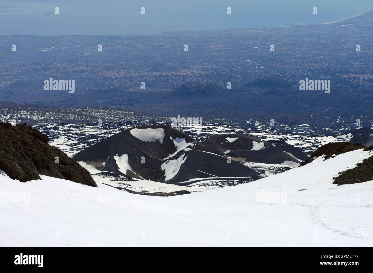 Paysage de Sicile avec des cratères de volcans du parc national de l'Etna d'hiver et de la côte est de Catane, Italie Banque D'Images