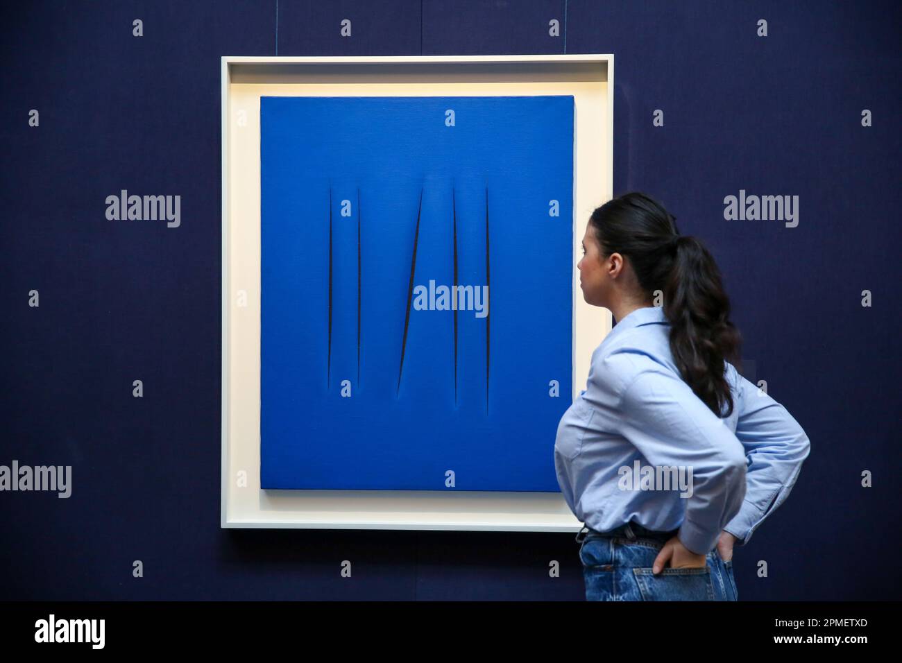 Londres, Royaume-Uni. 12th avril 2023. Le personnel de Sotheby voit Lucio Fontana - Concetto spaziale (Spatial concept) (1968) à Sotheby's à Londres, estimé entre $1 800 000 et 2 500 000 $, pendant un aperçu de la collection de ventes de mai. La vente aux enchères de la collection des ventes du mois de mai aura lieu à New York le 16 mai 2023. Crédit : SOPA Images Limited/Alamy Live News Banque D'Images