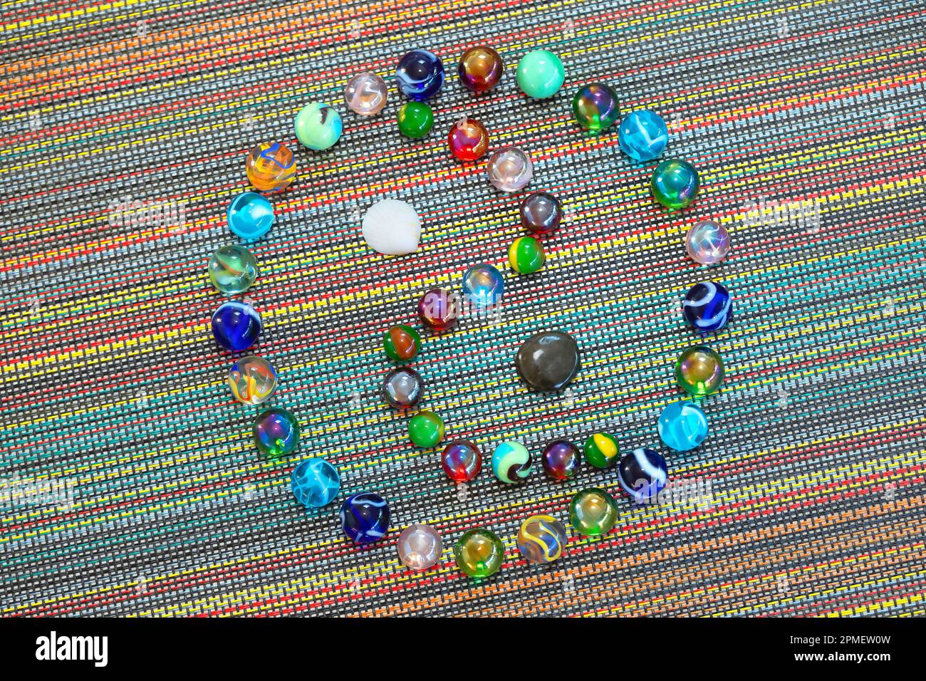 Ying Yang symbole fait avec des perles colorées Banque D'Images