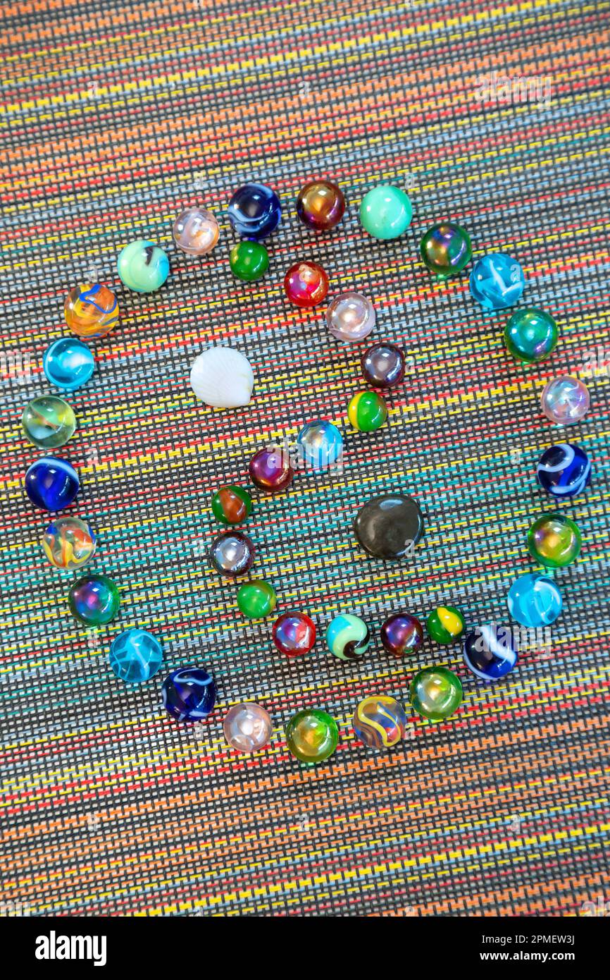 Ying et Yang symbole fait avec des perles colorées Banque D'Images