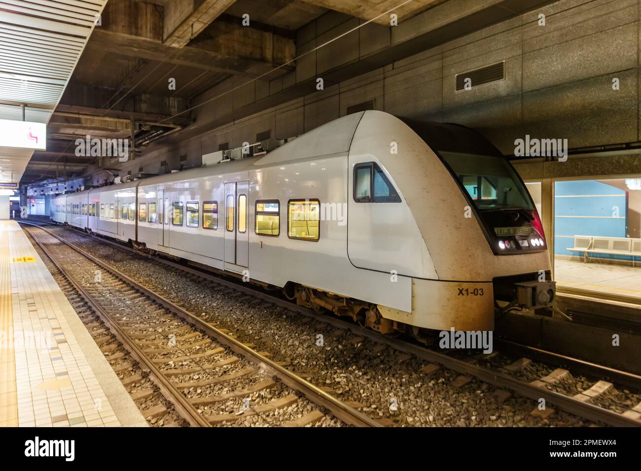 Kuala Lumpur, Malaisie – 5 février 2023 : train express de la ligne KLIA Ekspres à la gare KL Sentral de Kuala Lumpur, Malaisie. Banque D'Images