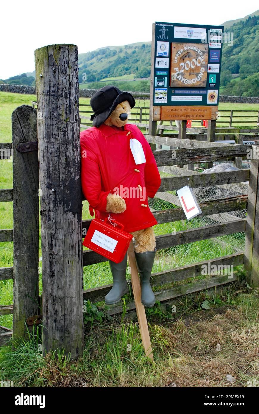 Le festival Kettlewell Scarecrow semble être un événement annuel du mois d'août dans les Yorkshire Dales. Il a une forte participation des villageois et est un événement formidable. Banque D'Images