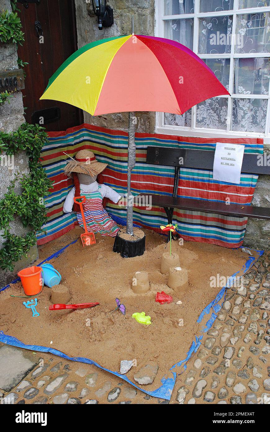 Le festival Kettlewell Scarecrow semble être un événement annuel du mois d'août dans les Yorkshire Dales. Il a une forte participation des villageois et est un événement formidable. Banque D'Images