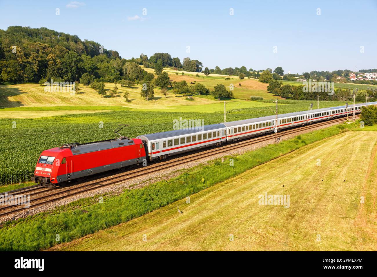 Uhingen, Allemagne - 21 juillet 2021: Interurbain IC train de DB Deutsche Bahn à Uhingen, Allemagne. Banque D'Images