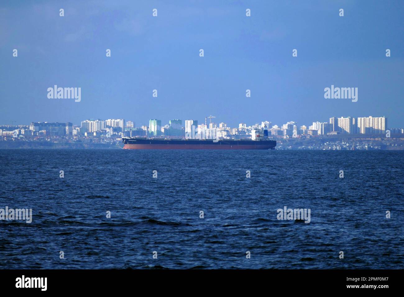 ODESA, UKRAINE - 12 AVRIL 2023 - Un navire est vu dans le port en arrivant dans le cadre de l'Initiative sur les grains de la mer Noire, Odesa, dans le sud de l'Ukraine. Banque D'Images