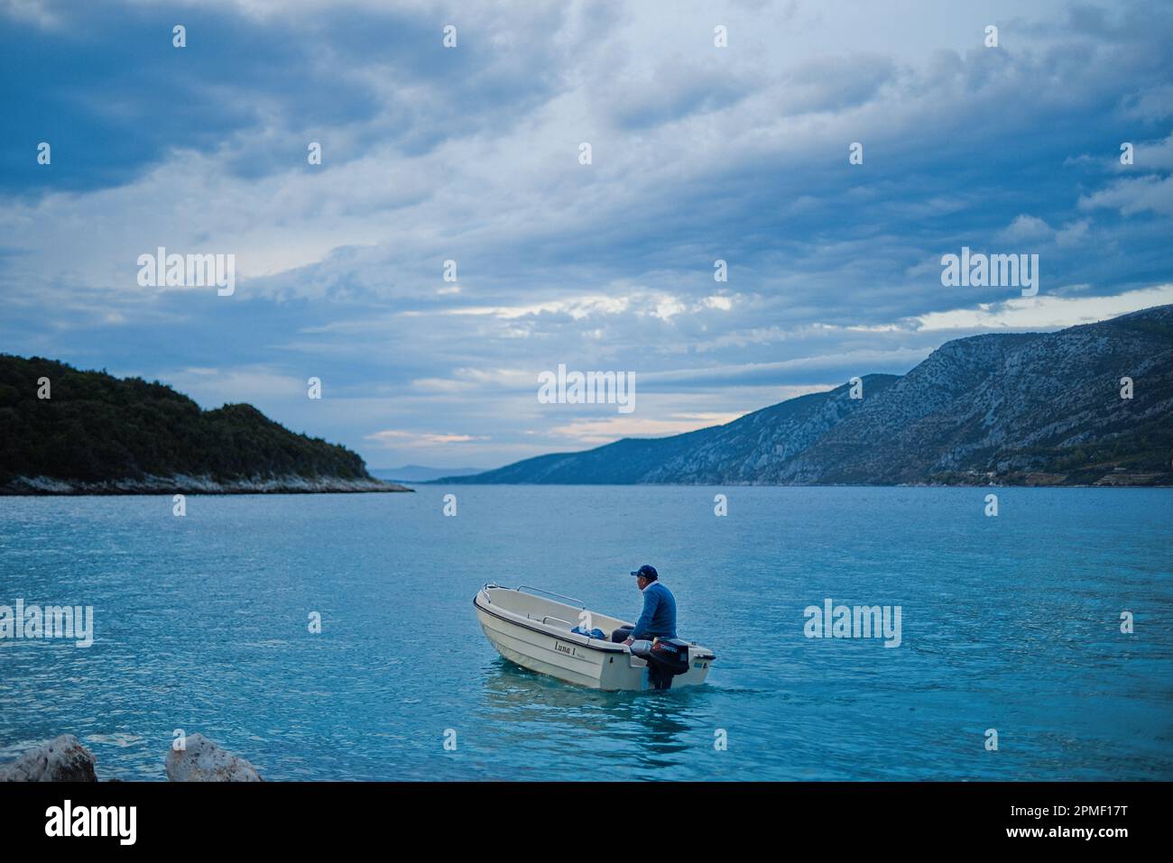 Vieux pêcheur sur petit bateau de pêche. L'île de Korcula et la péninsule de Peljesac dans le sud de la Croatie. Banque D'Images