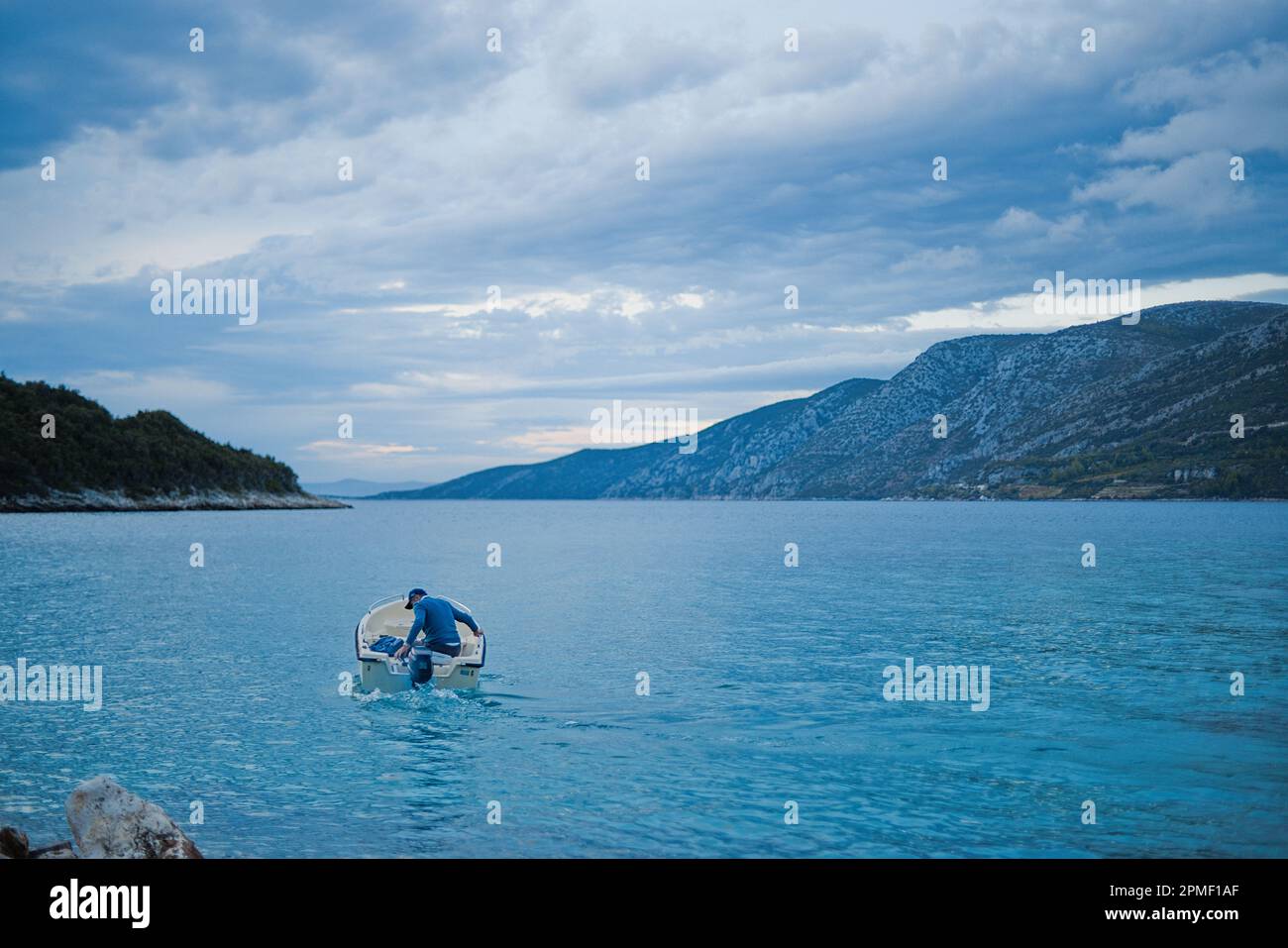 Vieux pêcheur sur petit bateau de pêche. L'île de Korcula et la péninsule de Peljesac dans le sud de la Croatie. Banque D'Images