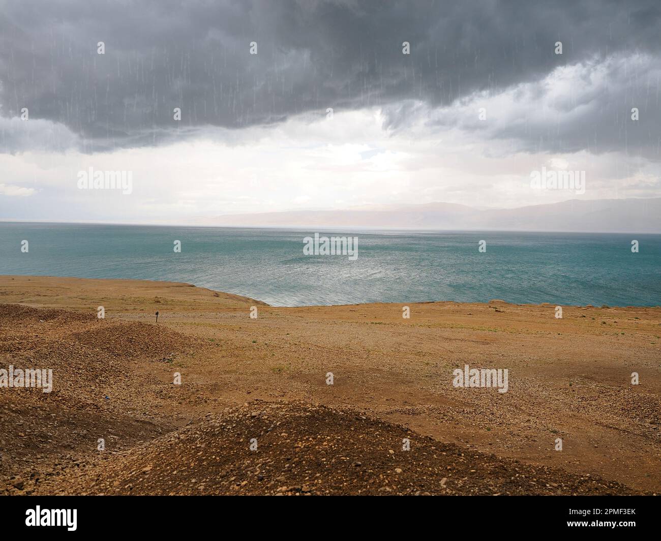 Pluie et nuages au-dessus de la mer Morte. Banque D'Images