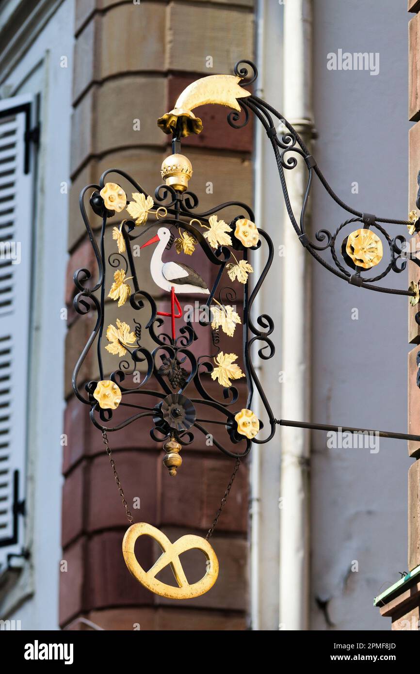 France, Bas-Rhin, Strasbourg, quartier de la vieille ville classée au  patrimoine mondial de l'UNESCO, plaque métallique d'un cigogne, emblème de  l'Alsace, place de la Cathédrale Photo Stock - Alamy