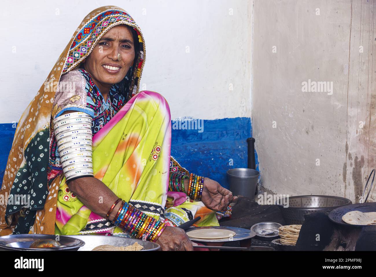 Inde, Gujarat, Ludiya, Meghwal ou femme de Harijan cuisant des chapatis Banque D'Images