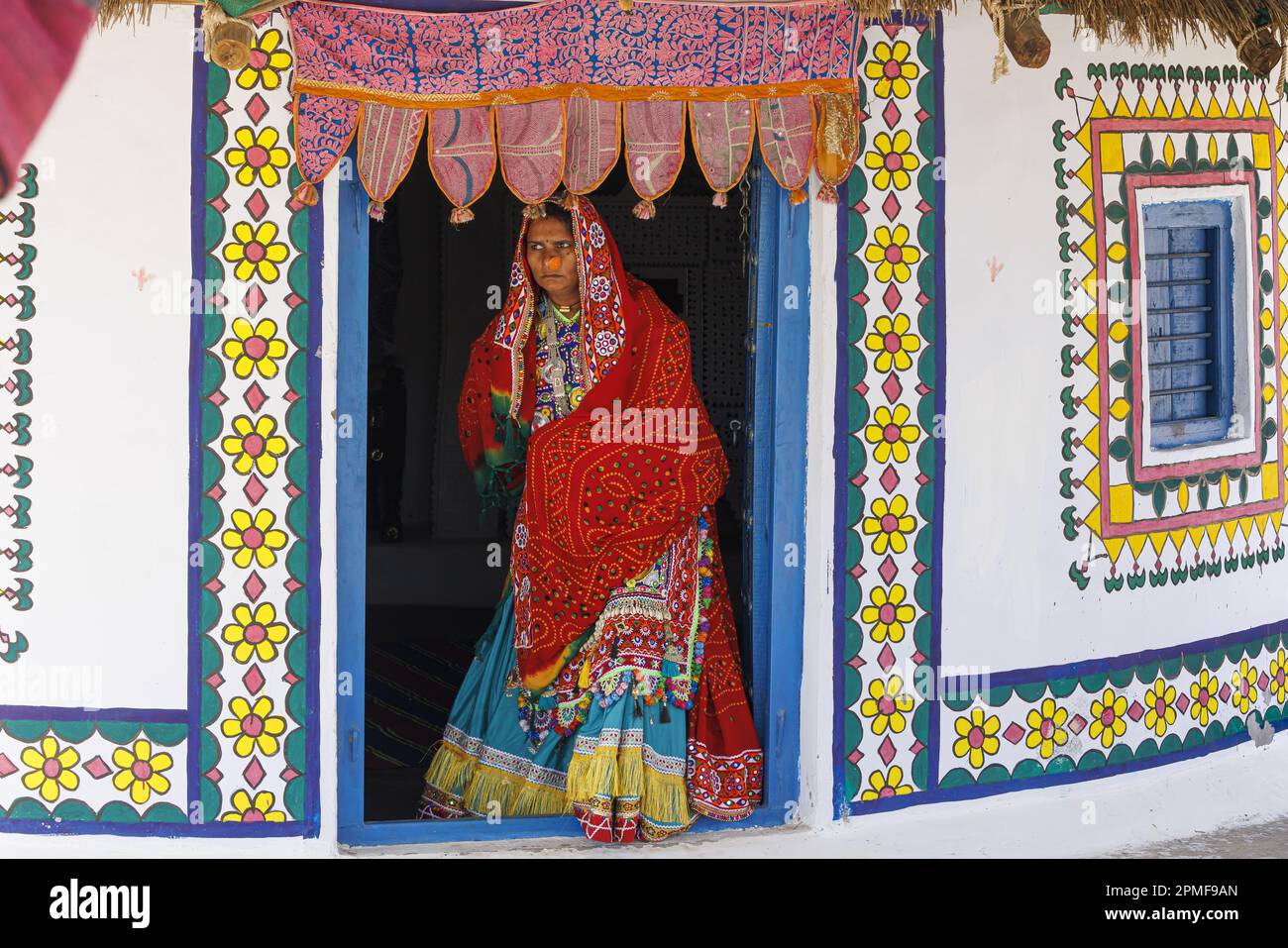 Inde, Gujarat, Ludiya, Meghwal ou Harijan femme à la porte de sa maison ou bhunga Banque D'Images