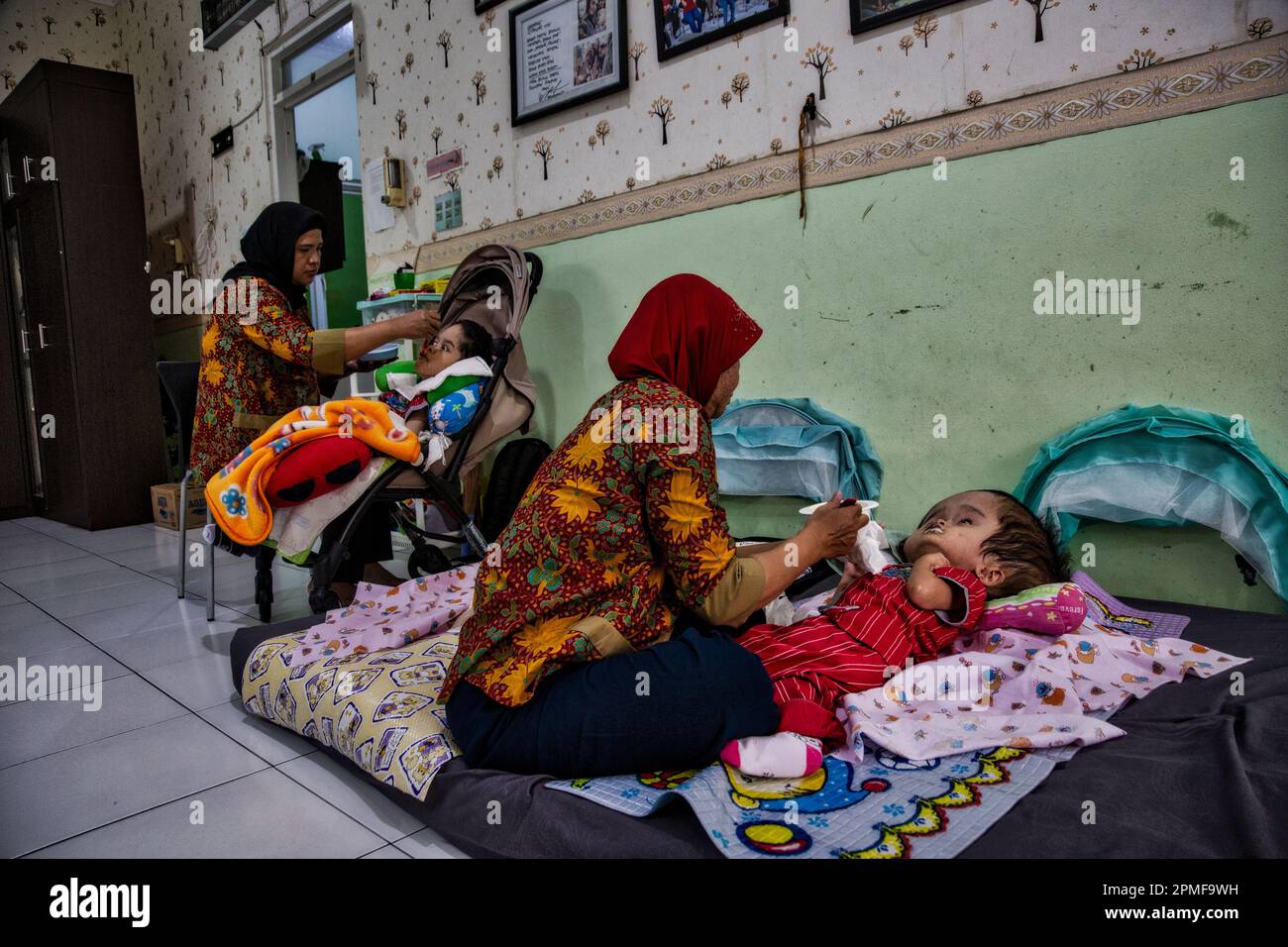 Enfants d'hydrocéphalie, Semarang, Java, Indonésie, Asie Banque D'Images