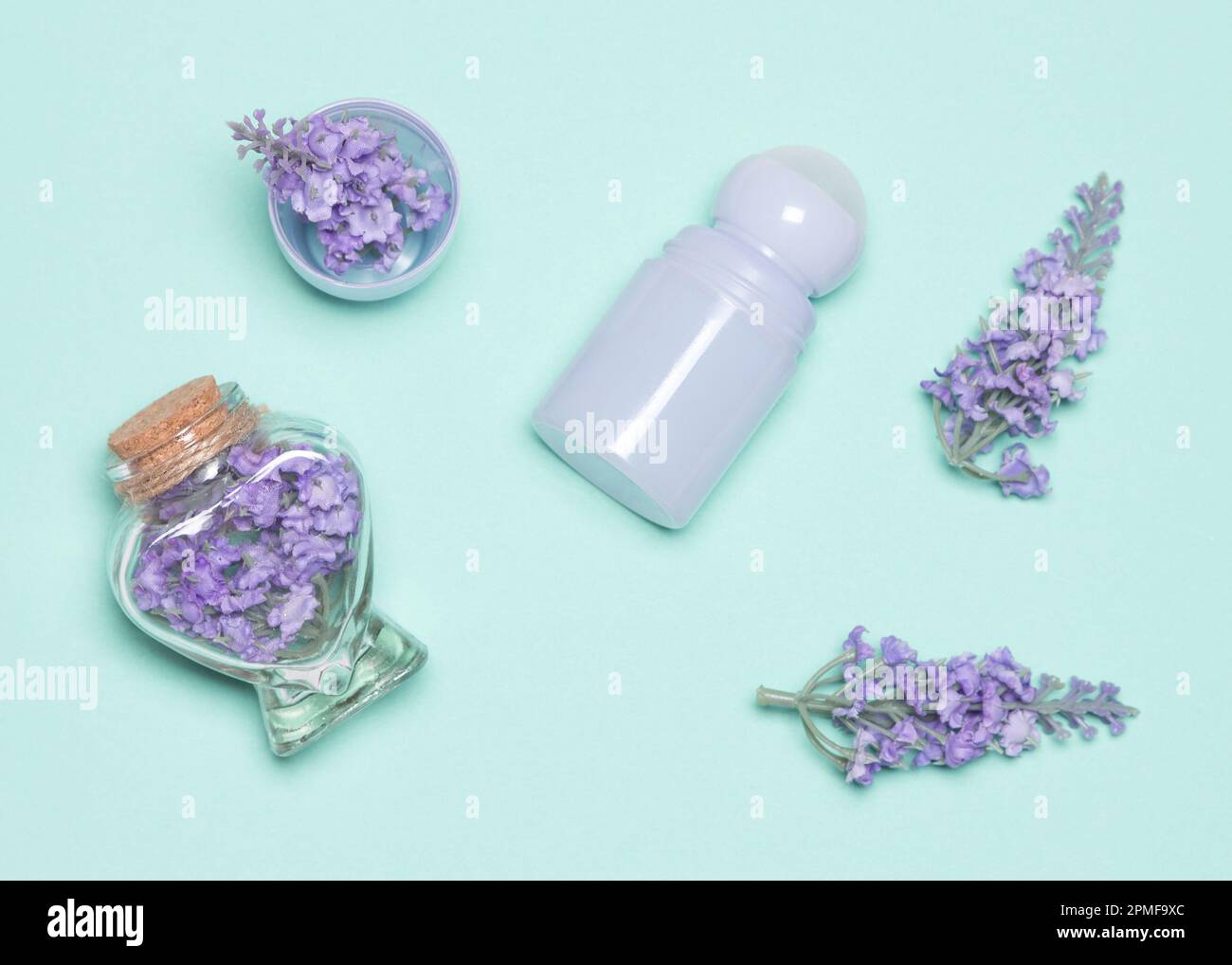 Déodorant antisudorifique pour le corps avec fleurs. Vue de dessus, mise au point sélective Banque D'Images