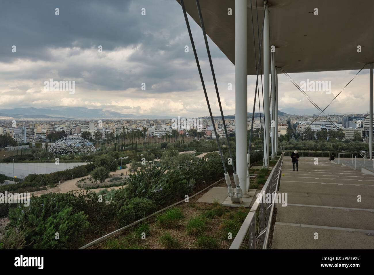 Vue sur Athènes depuis le centre culturel de la Fondation Stavros Niarchos à Kallithea, Grèce Banque D'Images