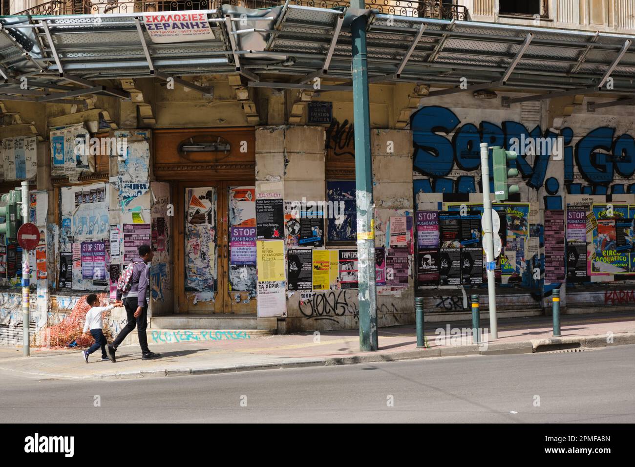 A embarqué dans un bâtiment couvert de graffiti et d'affiches dans le centre d'Athènes, en Grèce Banque D'Images