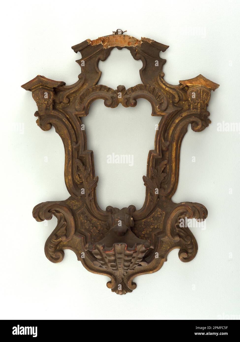 Cadre; bois (pin), sculpté et doré; 57h x 40,5w cm (22 7/16 x 15 15/16 po) Banque D'Images