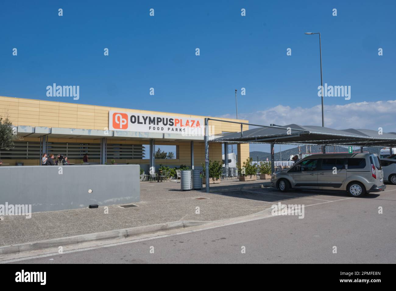 Station de service Shell sur le E75 à Lokres centre de la Grèce au printemps Banque D'Images