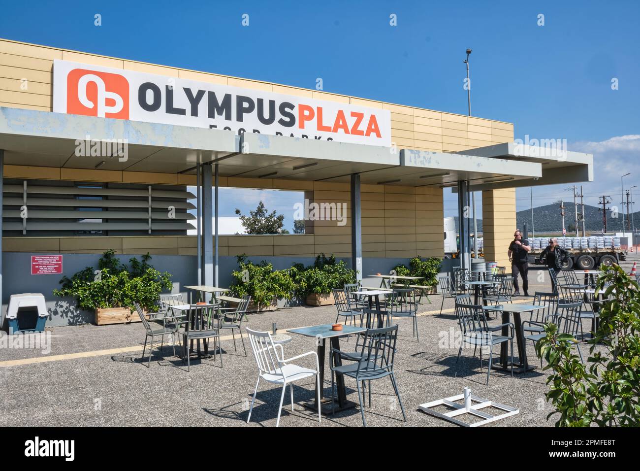 Station de service Shell sur le E75 à Lokres centre de la Grèce au printemps Banque D'Images