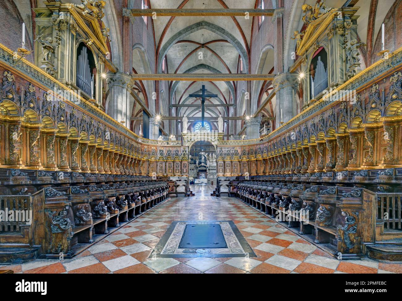 L'Italie, la Vénétie, Venise, classée au patrimoine mondial de l'UNESCO, la basilique Santa Maria Gloriosa Dei Frari, le choeur et ses étals Banque D'Images