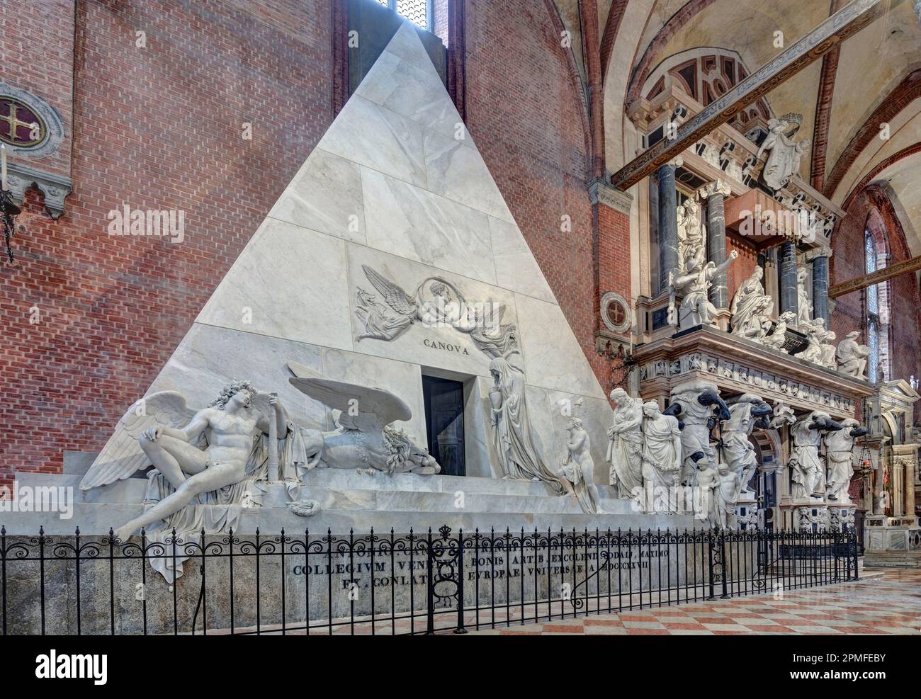 Italie, Vénétie, Venise, classée au patrimoine mondial de l'UNESCO, basilique Santa Maria Gloriosa Dei Frari, tombe du coeur du sculpteur Antonio Canova Banque D'Images