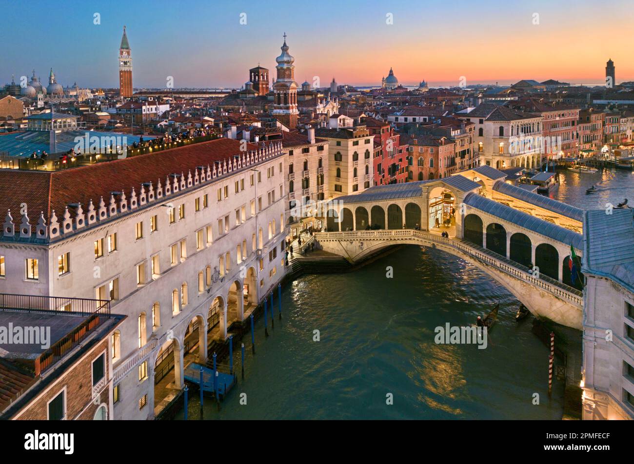 L'Italie, la Vénétie, Venise, classée au patrimoine mondial de l'UNESCO, le Grand Canal, le pont du Rialto et la Fondaco dei Tedeschi Banque D'Images