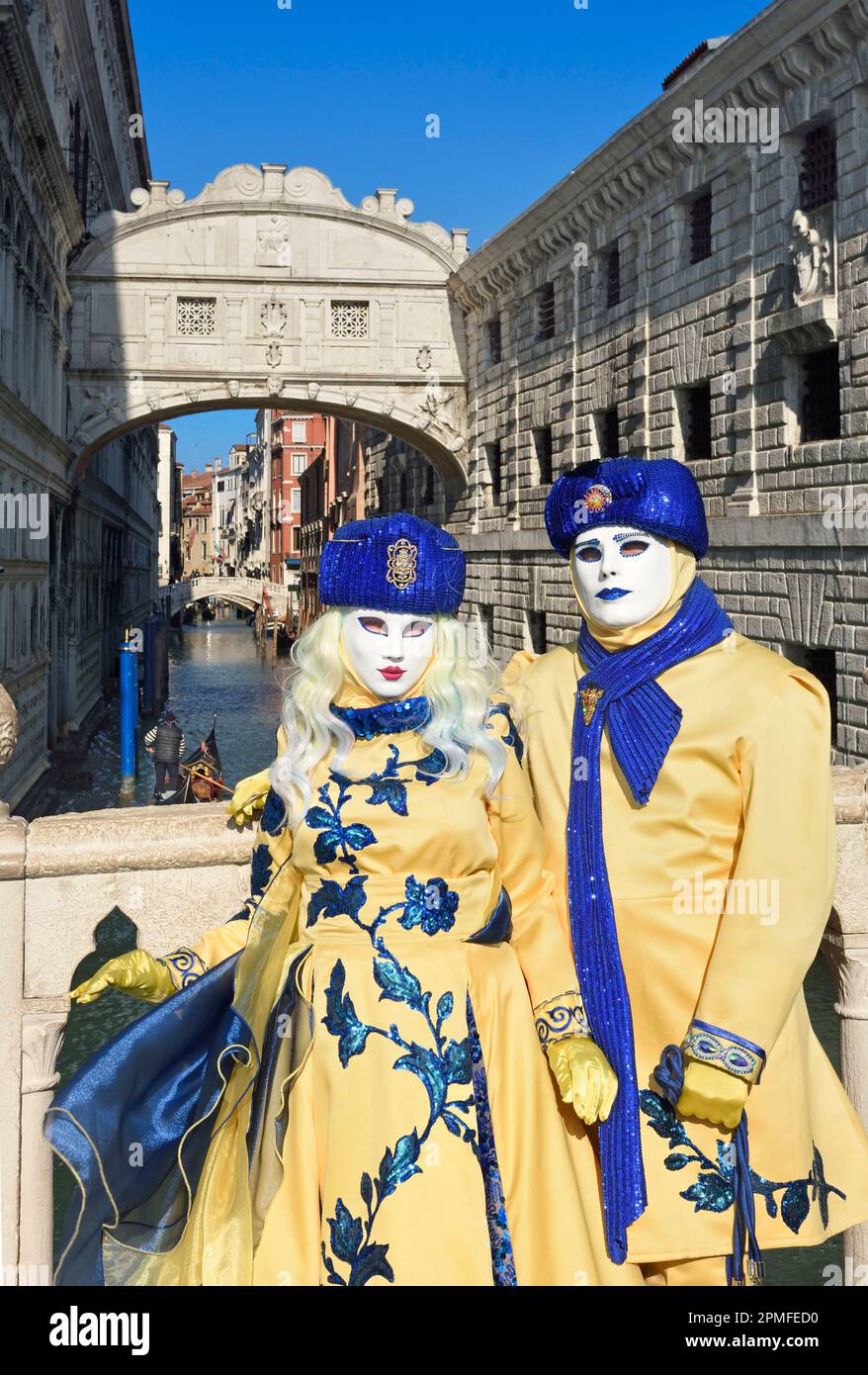L'Italie, la Vénétie, Venise, classée au patrimoine mondial de l'UNESCO, le pont des Soupirs et les figures déguisées du carnaval Banque D'Images