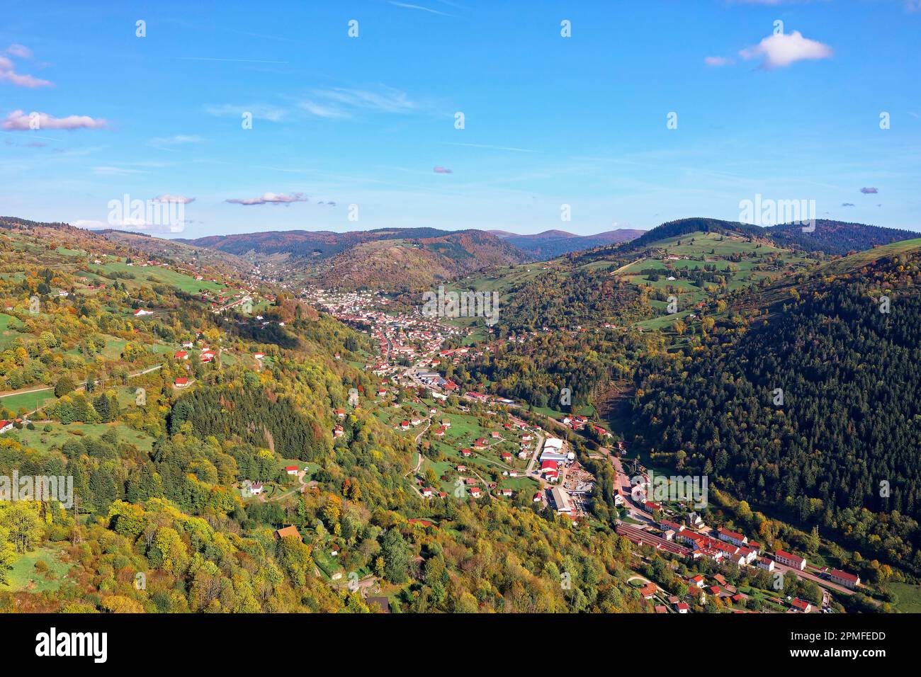 France, Vosges (88), Parc naturel régional des ballons des Vosges, la Bresse, village des Vosges entre deux montagnes (vue aérienne) Banque D'Images