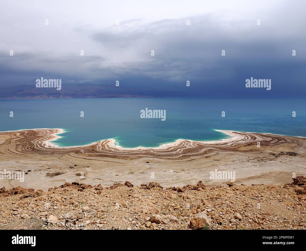 Magnifique paysage de la mer Morte après un orage. Israël. Banque D'Images