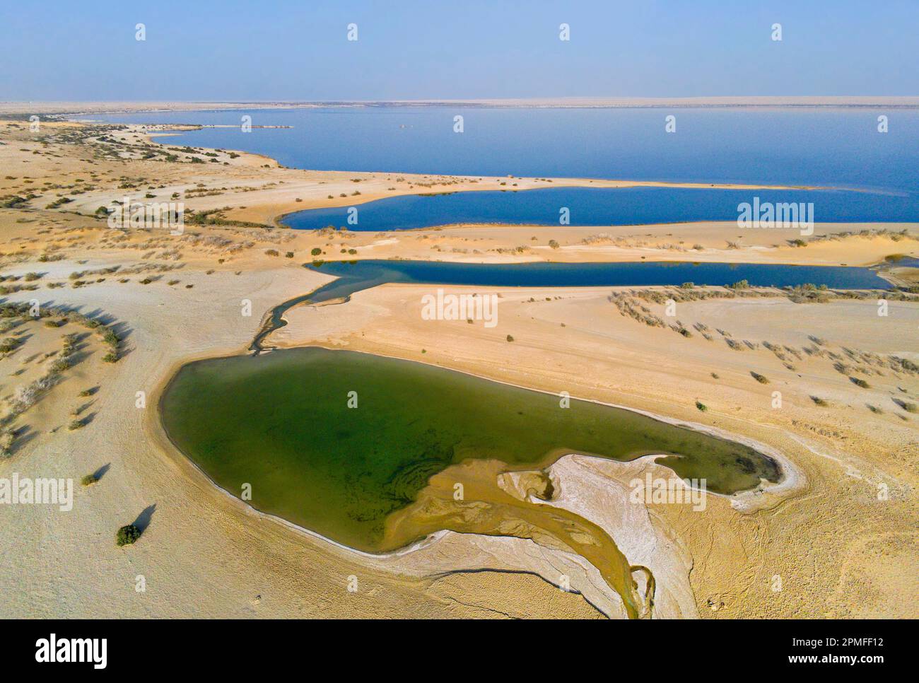 Égypte, zone de Fayoum, zone protégée de Wadi El Rayan, les lacs de Gebel Modawra et le lac inférieur en arrière-plan (vue aérienne) Banque D'Images