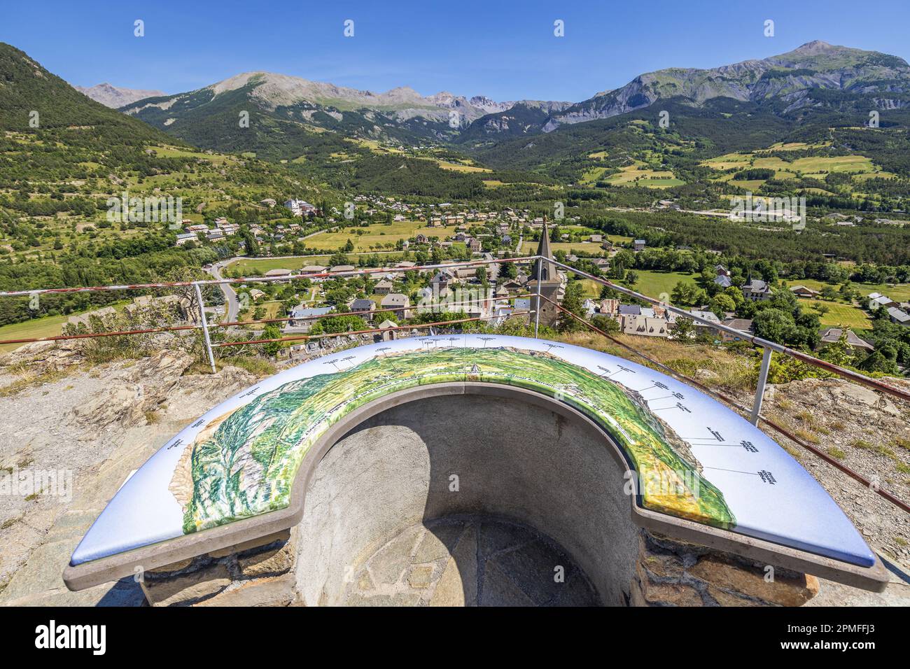 France, Alpes-de-haute-Provence, Jausiers, table d'orientation avec vue sur le village et la vallée de l'Ubaye depuis le Rocher du Chastel belvédère Banque D'Images