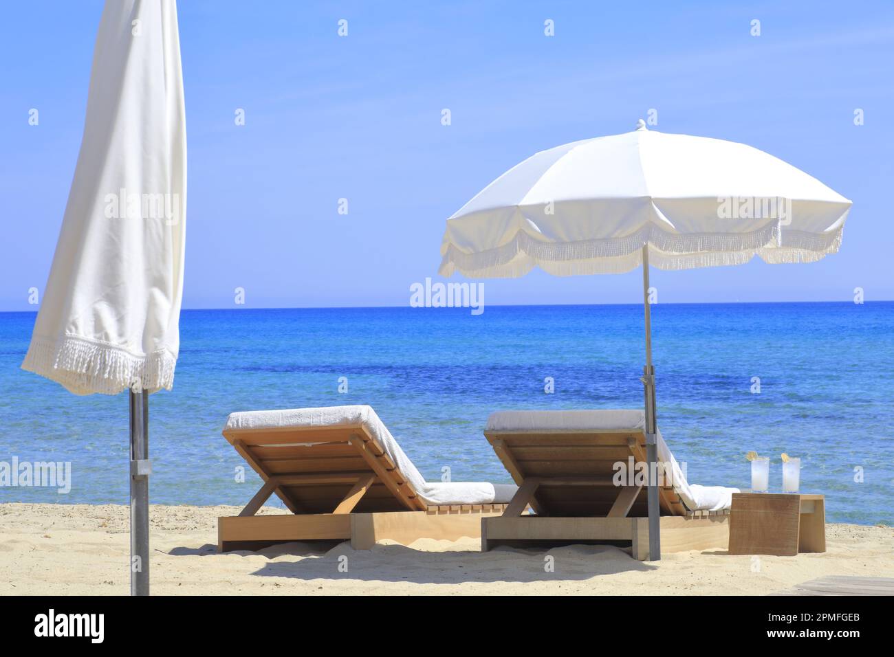 France, Var, presqu'île de Saint Tropez, Ramatuelle, plage de Pampelonne,  Indie Beach restaurant plage, location de transats, matelas et parasols  Photo Stock - Alamy