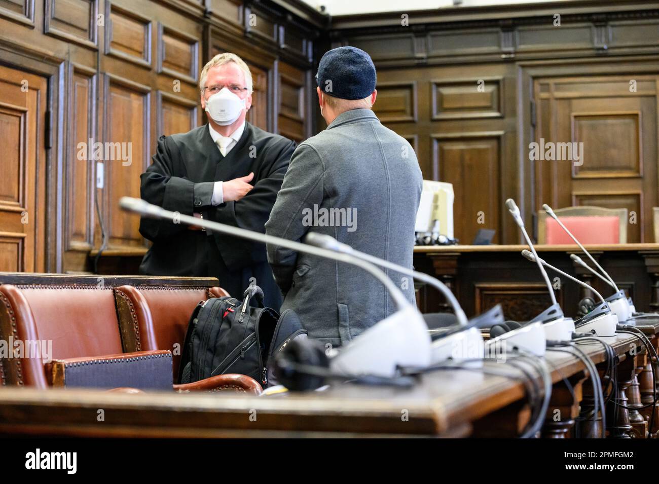 13 avril 2023, Hambourg: Un médecin accusé (r) se trouve à côté de son avocat Lorenz von Geyso dans la salle d'audience du tribunal régional du bâtiment de justice pénale au début du procès contre deux médecins pour la mort d'un enfant après une opération. Lors du procès sur la mort d'un jeune de neuf ans après une opération de routine, le tribunal régional de Hambourg prévoit d'annoncer son verdict jeudi (9 h 00). Avant cela, les avocats de la défense des deux médecins accusés doivent faire leur plaidoyer. Le garçon avait été opéré sur son nez en 2007 pour améliorer sa respiration. Des complications se sont posées dans le reco Banque D'Images
